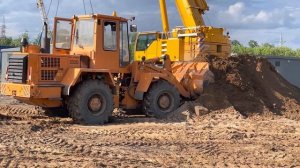 Ребята чётко работают, фронтальный погрузчик Амкодор 333 планировка грунта на площадке ООО "АСС"