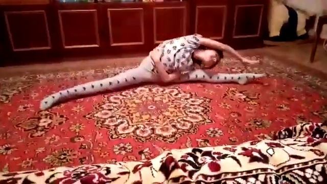 Старшая группа разминка в партере Эмилия умничка?? смотреть онлайн