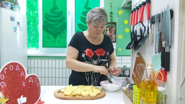 Вкусная,хрустящая картошечка,тарталетки с печенью трески и остальное.