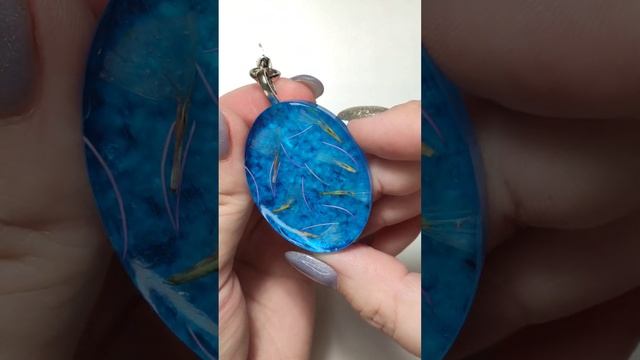 Брелок/кулон-залипашка из эпоксидной смолы #эпоксиднаясмола #resinart #кулон #epoxy #эпоксидка смотреть онлайн