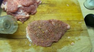 Сочная свиная отбивная со сливками.