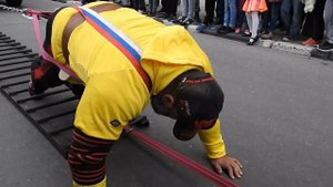 Саратовский силач Вячеслав Максюта сдвигает с места 23 легковых авто