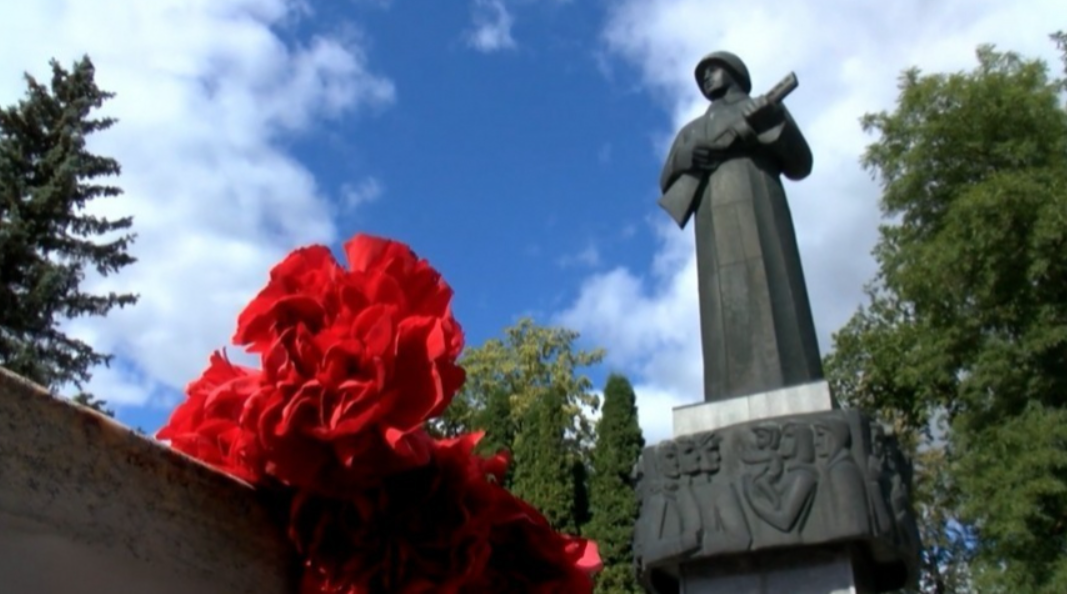 Вопреки всем запретам. Тысячи латышей возложат цветы к воинским захоронениям 9 Мая