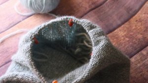 Шапка изнаночной гладью с фиксированным отворотом / Мастер-класс