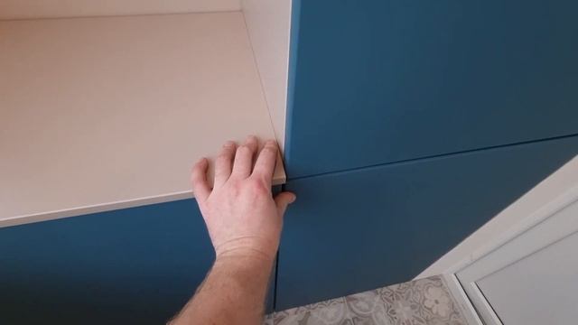 Современный и стильный шкаф на балкон / лоджию с push-on механизмами