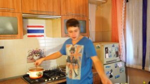 Острый куриный суп с грин карри пастой. Тайская кухня.