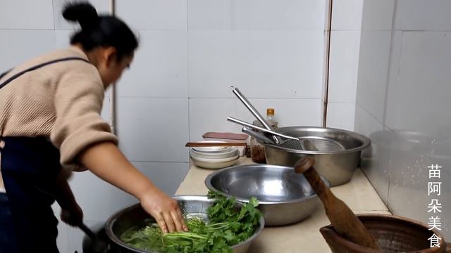 3斤香菜拌辣椒苗大姐都笑疯了就像牛吃草还是猪肉好吃苗阿朵美食