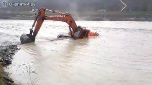 Экскаватор переплывает реку