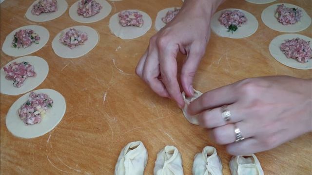 Манты с мясом. Тонкое тесто и сочная начинка.