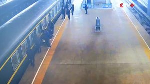 Спасение девочки, упавшей между поездом и платформой.