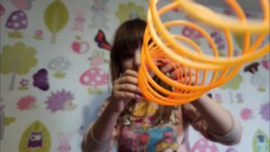 Игрушка пружинка спираль слинка.Чем развлечь ребенка?У Вас все дома?