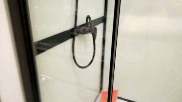 Гуляем по магазинам. Выбор совпал, решили повредничать. смотреть онлайн