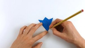 Маленькая снежинка из бумаги Как легко вырезать снежинку Простые Новогодние поделки из бумаги