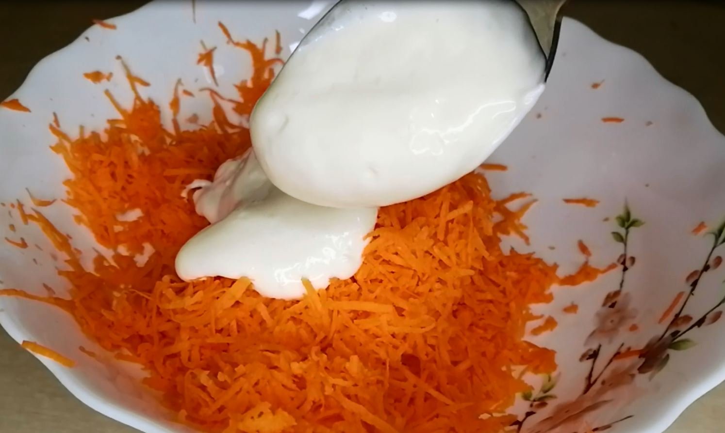 Салат из моркови с чесноком и майонезом, популярный в конце 80-х