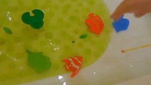 Игрушечные рыбки ловим на удочку
