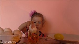 ?Открываем набор для окрашивания яиц, красим яйца в разные цвета (жёлтый и красный), украшаем их