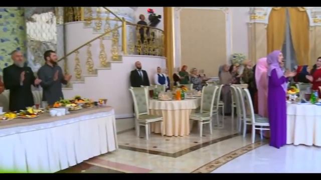 ПЕСНЯ ПРО ОТЦА КАДЫРОВА! ЗАЛ СЛУШАЛ СТОЯ! смотреть онлайн