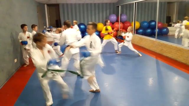Каратэ клуб СКИФ/Karate club SKIF. Упражнения с поясом. Часть 1-я. Уроки каратэ для детей.