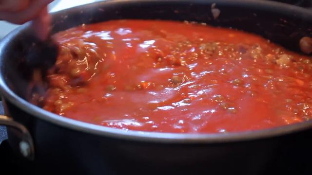 DELICIOUS LENTIL BOLOGNESE [VEGANMAS #4] | PLANTIFULLY BASED смотреть онлайн