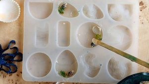 Кулон с морем из эпоксидной смолы