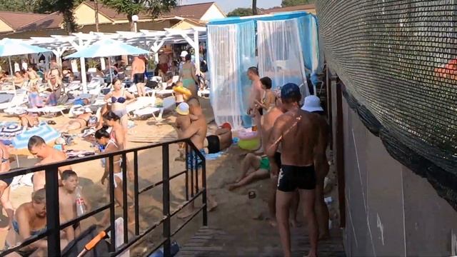 ГУЛЯЕМ ПО АНАПЕ. ПЛЯЖИ ПЕРЕПОЛНЕНЫ. ЖИВИТЕЛЬНАЯ ПРОХЛАДА. АКВАПАРК смотреть онлайн