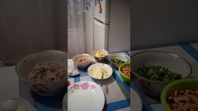 САЛАТ С КРЕКЕРНЫМ ПЕЧЕНЬЕМ И ТУНЦОМ. смотреть онлайн