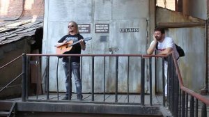 Александр Зернов исполняет песню "Пельменная"