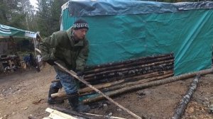 Строю балаган - 35 минут. Наедине с тайгой. Новое таёжное жилище.