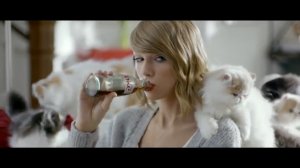 Тейлор Свифт снялась вместе с собственной кошкой в новой рекламе колы. 2014