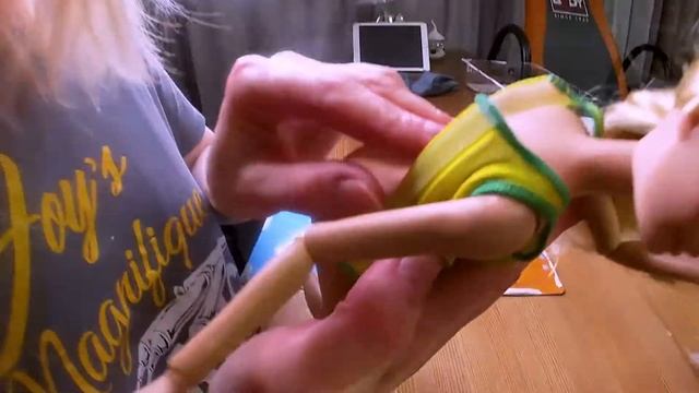 Обзор куклы Барби скалолазка. Шарнирка. Анализируем куклу. Кукольные детальки смотреть онлайн