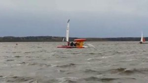 Парусный катамаран перевернулся