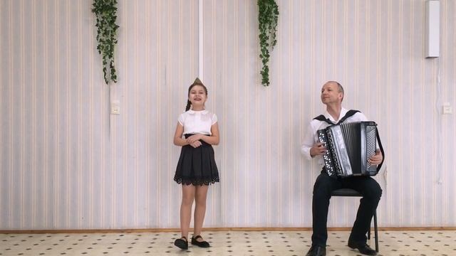 "Казаки в Берлине " исполняет Мещанова Полина, преподаватель Евус К.В.