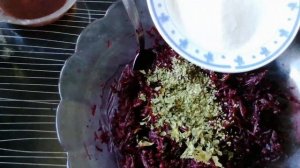 А вы пробовали салат из сырой свеклы? Поверьте - это очень вкусно!