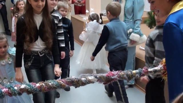 Детская игра "Посох Деда Мороза" на новогоднем утреннике - 2014 смотреть онлайн