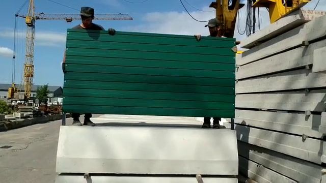 Ограждение для стройки из профнастила на бетонных блоках ФБС смотреть онлайн