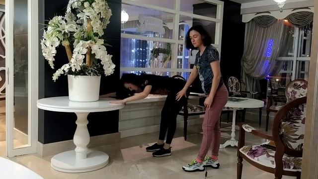 Как исправить сутулую спину и осанку в домашних условиях - занимаемся дома – красота с близняшками смотреть онлайн