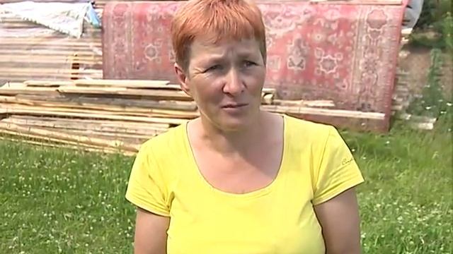 Жители Юршинского острова вынуждены заходить по щиколотку в воду, чтобы попасть на тепплоход смотреть онлайн