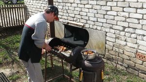 Готовим на мангале коптильни рыбу и картошку