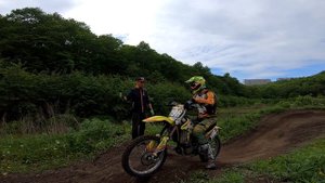 Основы мотокросса. Как стать быстрее? Случайная тренировка с опытным тренером.