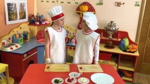 Миша готовит канапе в детском саду.