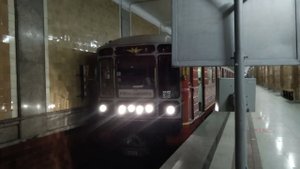 Москва. Поезд «Номерной» в окраске «Красная стрела» на станции «Красносельская». 05 сентября 2021