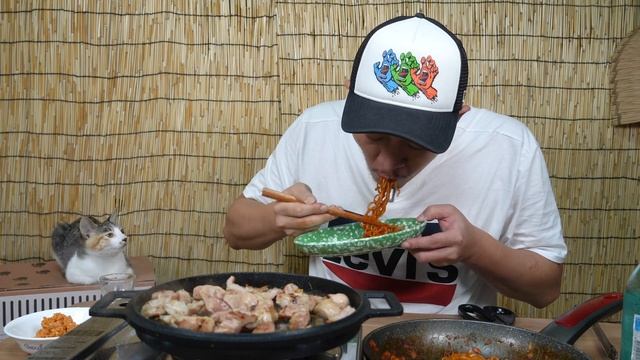 형 !술만 사와??불닭 신메뉴 김치불닭볶음면? + 소막창 먹방 MUKBANG EATINGSHOW смотреть онлайн