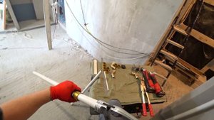 Пример монтажа труб TECEflex с помощью "ручного-аккумуляторного инструмента TECE"