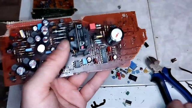 Радиодетали с содержанием драгметаллов в видеомагнитофоне PHILIPS.