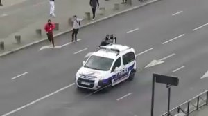 Une voiture de police, caillassée à Nantes, par des racailles "Suédoises" ce jeudi 28 Avril ! 