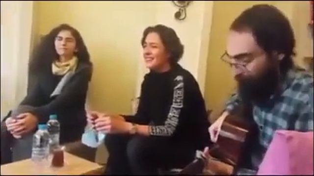 Semih Özakça çaldı, Meltem Cumbul söyledi: “Sokaklarda seninleyim” смотреть онлайн