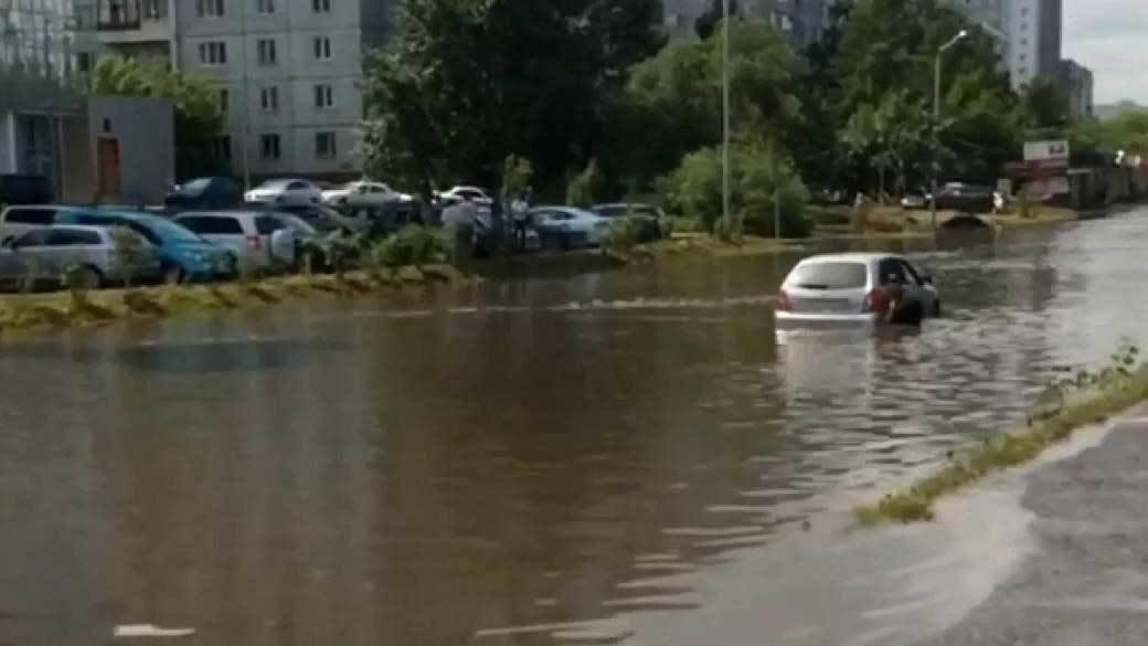 Коммунальные службы Красноярска в авральном режиме ликвидируют последствия сильных дождей