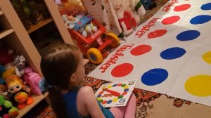 Играем Твистер ЧЕЛЛЕНДЖ  дома играем Twister сhallenge  玩Twister挑战 لعب تحدي الإعصار في اللعب المنزل