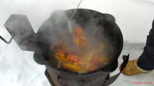 Картофель по охотничьи,с колбасками и сладким перцем в казане на костре...