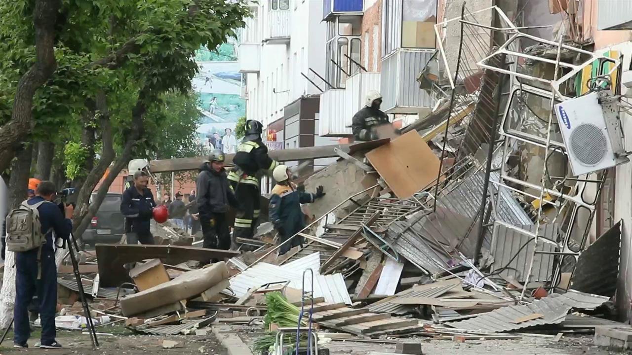 Ремонтные работы, судя по всему, привели к разрушению подъезда жилого дома в Кемеровской области